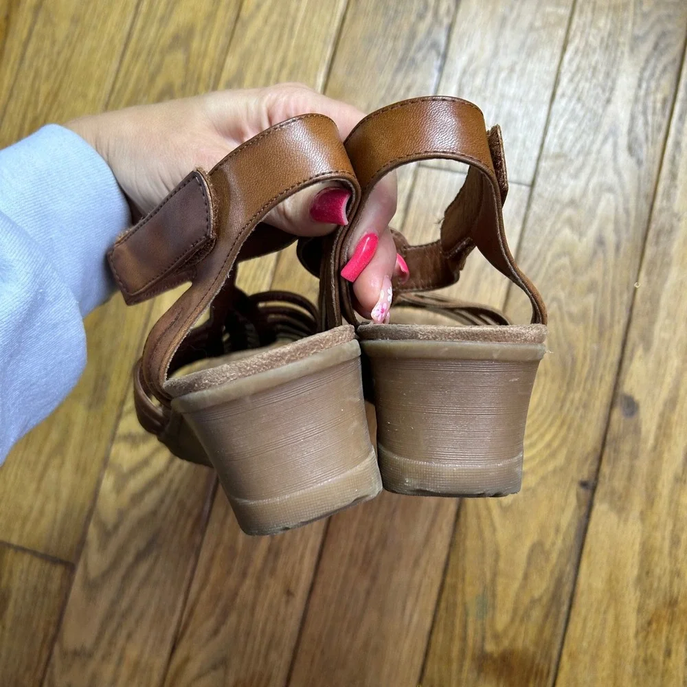 Baretraps Tiera Womens Wedge Sandals Brown Strappy Gladiator Shoes Size 10M